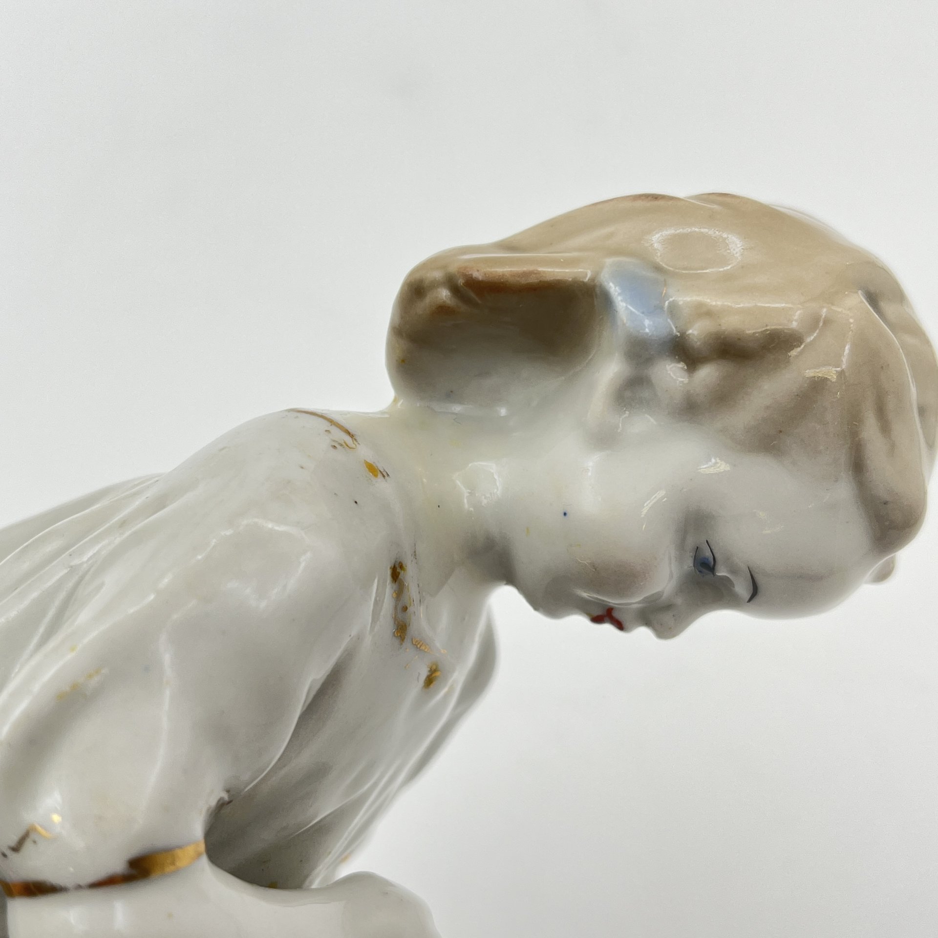 Статуэтка "Девочка с венком", скульптор Т. Н. Сапожникова, фарфор, роспись, золочение, Турыгинский фарфоровый завод артели «Художественная керамика» (Гжель), СССР, 1950-1960 гг.