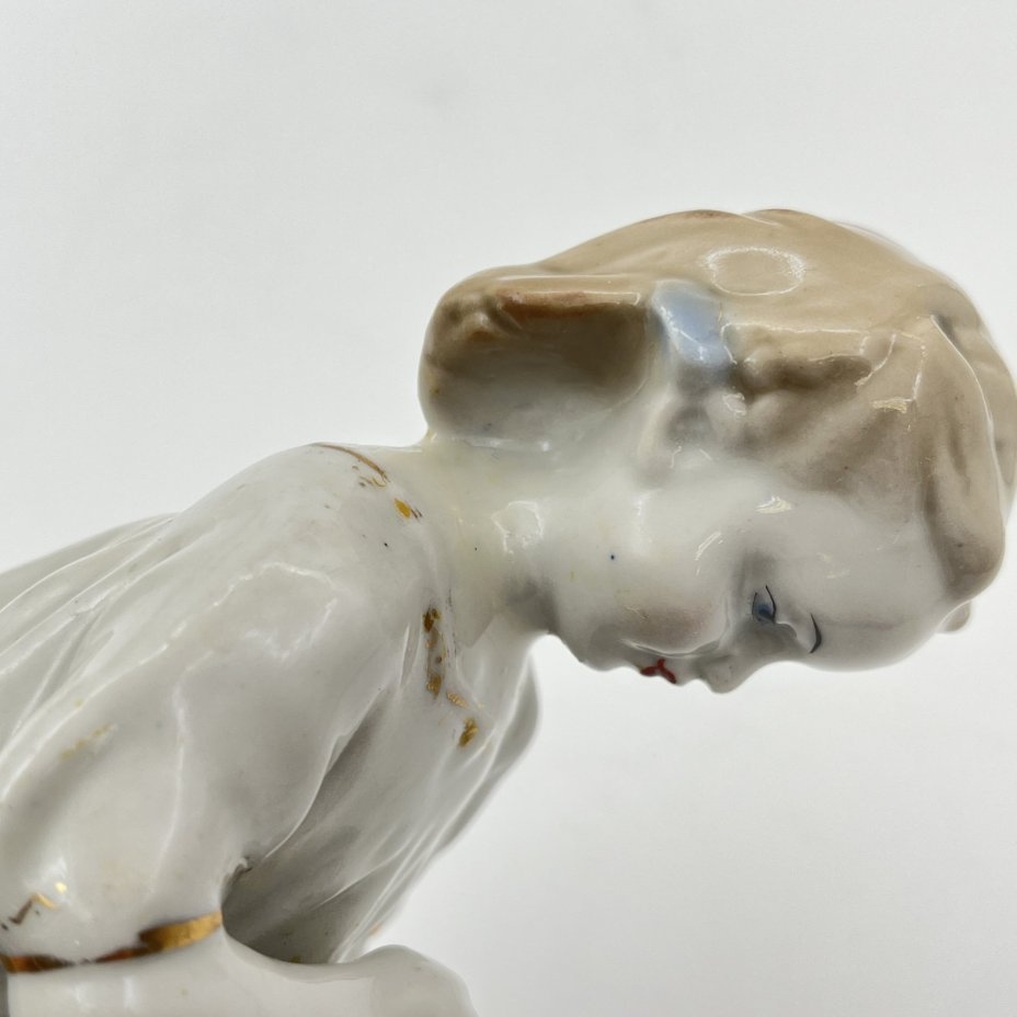 Статуэтка "Девочка с венком", скульптор Т. Н. Сапожникова, фарфор, роспись, золочение, Турыгинский фарфоровый завод артели «Художественная керамика» (Гжель), СССР, 1950-1960 гг.