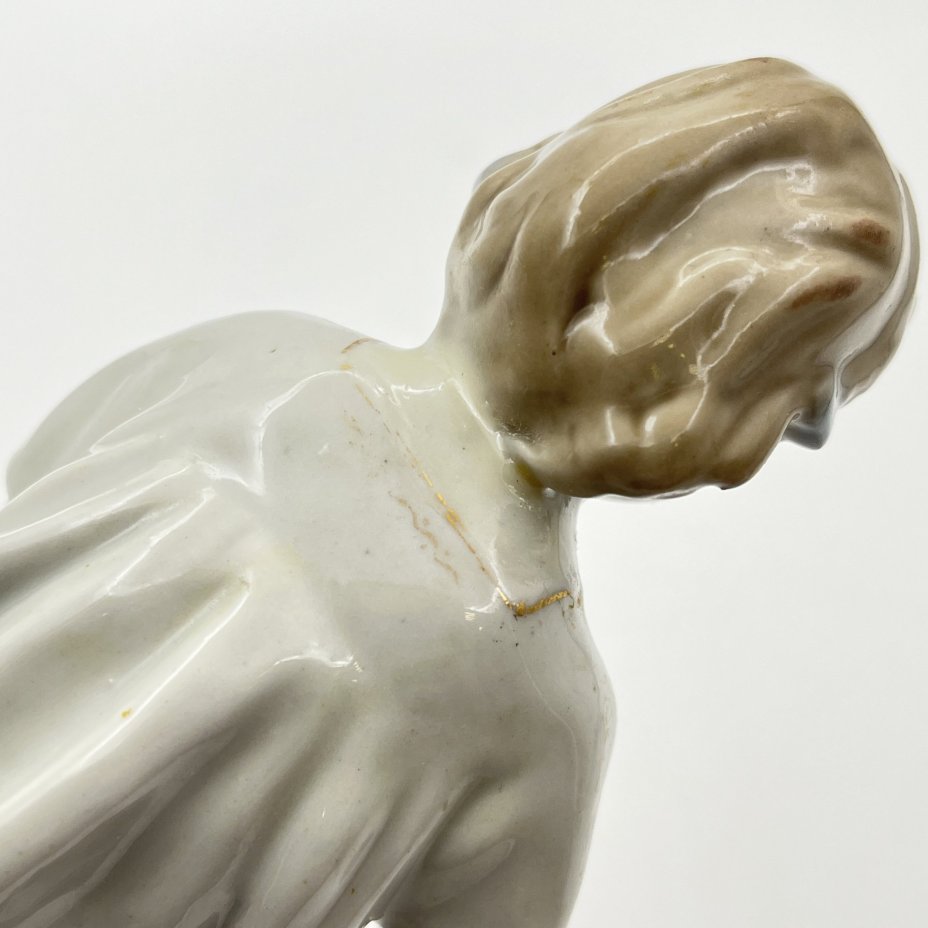 Статуэтка "Девочка с венком", скульптор Т. Н. Сапожникова, фарфор, роспись, золочение, Турыгинский фарфоровый завод артели «Художественная керамика» (Гжель), СССР, 1950-1960 гг.