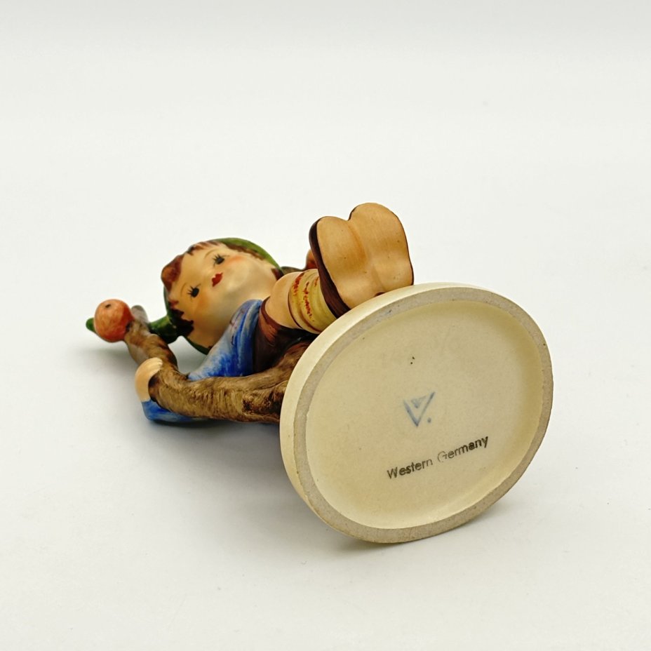 Статуэтка "Мальчик на яблоне", Goebel Hummel