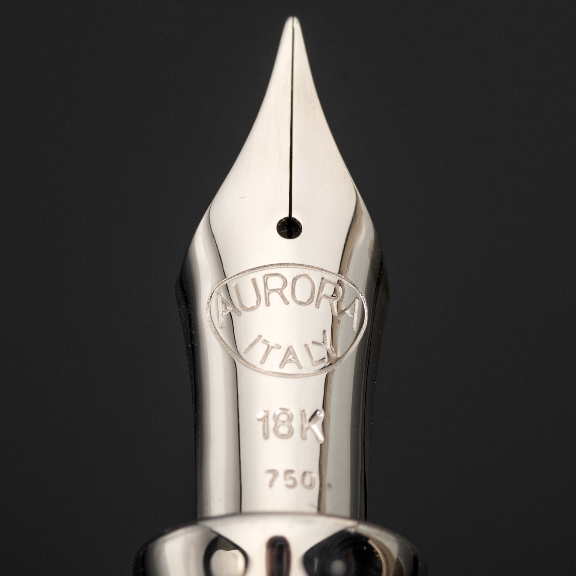 Перьевая ручка Aurora 100° Anniversario Red CT в подарочной коробке