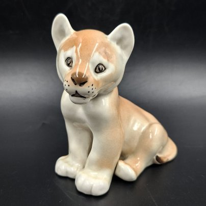 Статуэтка "Львенок сидящий", скульптор Воробьев Б.Я., фарфор, роспись, Ленинградский фарфоровый завод (ЛФЗ), СССР, 1970-1990 гг.