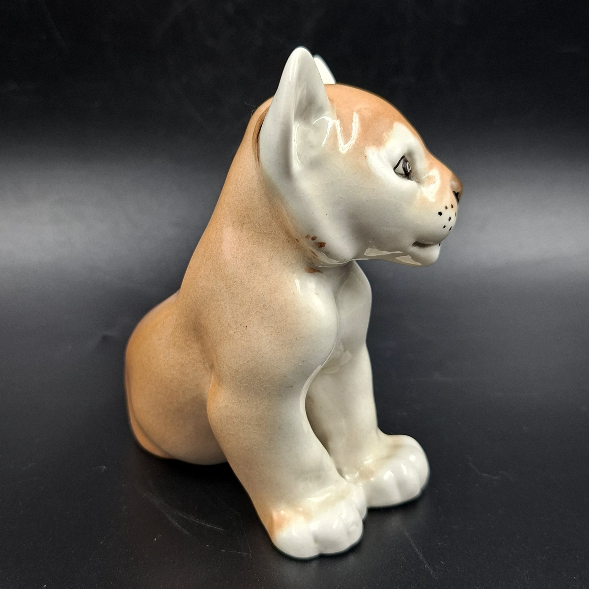 Статуэтка "Львенок сидящий", скульптор Воробьев Б.Я., фарфор, роспись, Ленинградский фарфоровый завод (ЛФЗ), СССР, 1970-1990 гг.