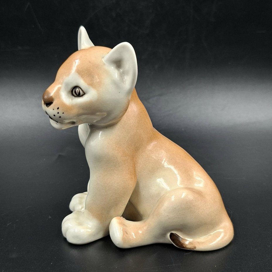 Статуэтка "Львенок сидящий", скульптор Воробьев Б.Я., фарфор, роспись, Ленинградский фарфоровый завод (ЛФЗ), СССР, 1970-1990 гг.