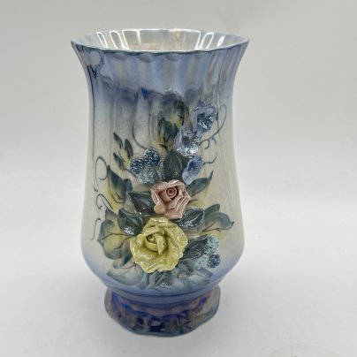 Вазочка небольшая с лепным цветочным декором, керамика, люстр, аэрография, Кисловодский художественный промкомбинат (КХПК), Россия, 1990-2000 гг.
