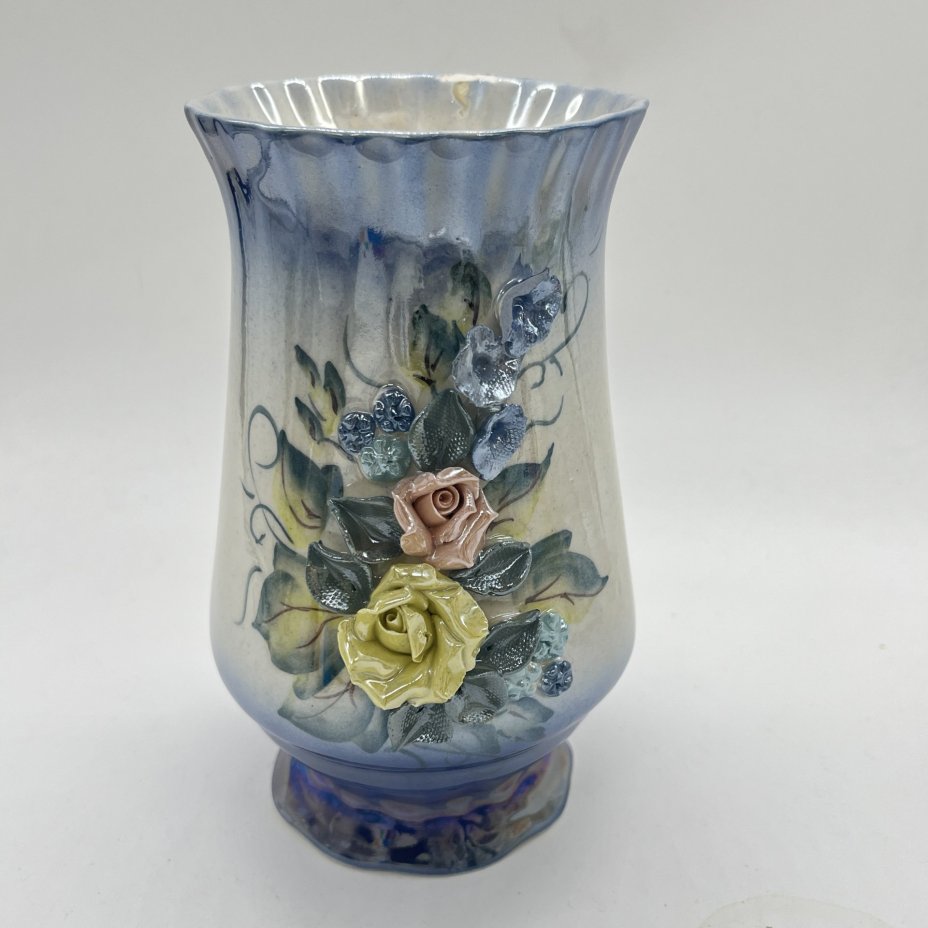 Вазочка небольшая с лепным цветочным декором, керамика, люстр, аэрография, Кисловодский художественный промкомбинат (КХПК), Россия, 1990-2000 гг.