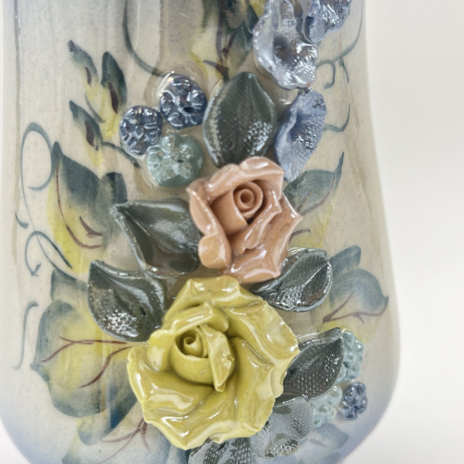 Вазочка небольшая с лепным цветочным декором