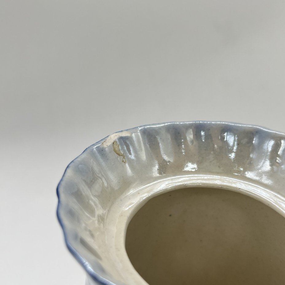 Вазочка небольшая с лепным цветочным декором