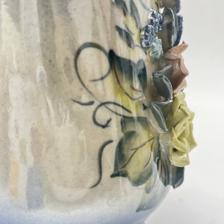 Вазочка небольшая с лепным цветочным декором