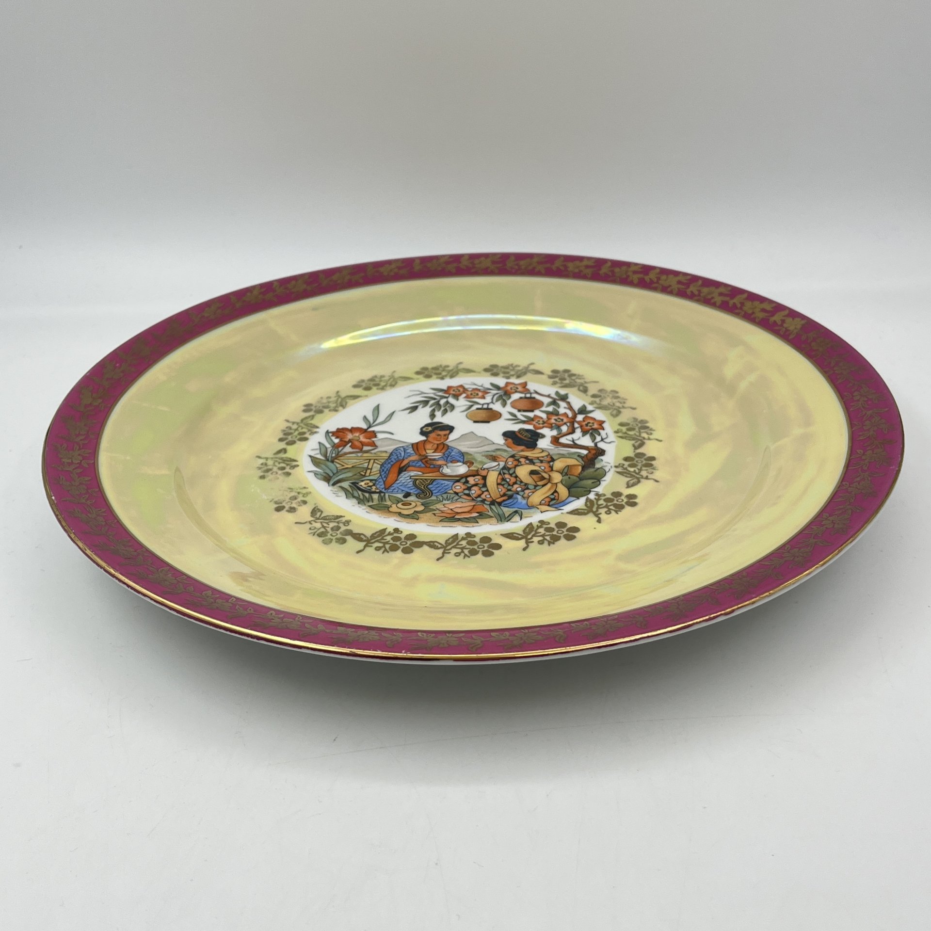 Блюдо сервировочное круглой формы из сервиза "Гейша", фарфор, люстр, деколь, золочение, Spezial Eisenberg Porzellan (SEP), ГДР, 1960-1980 гг.