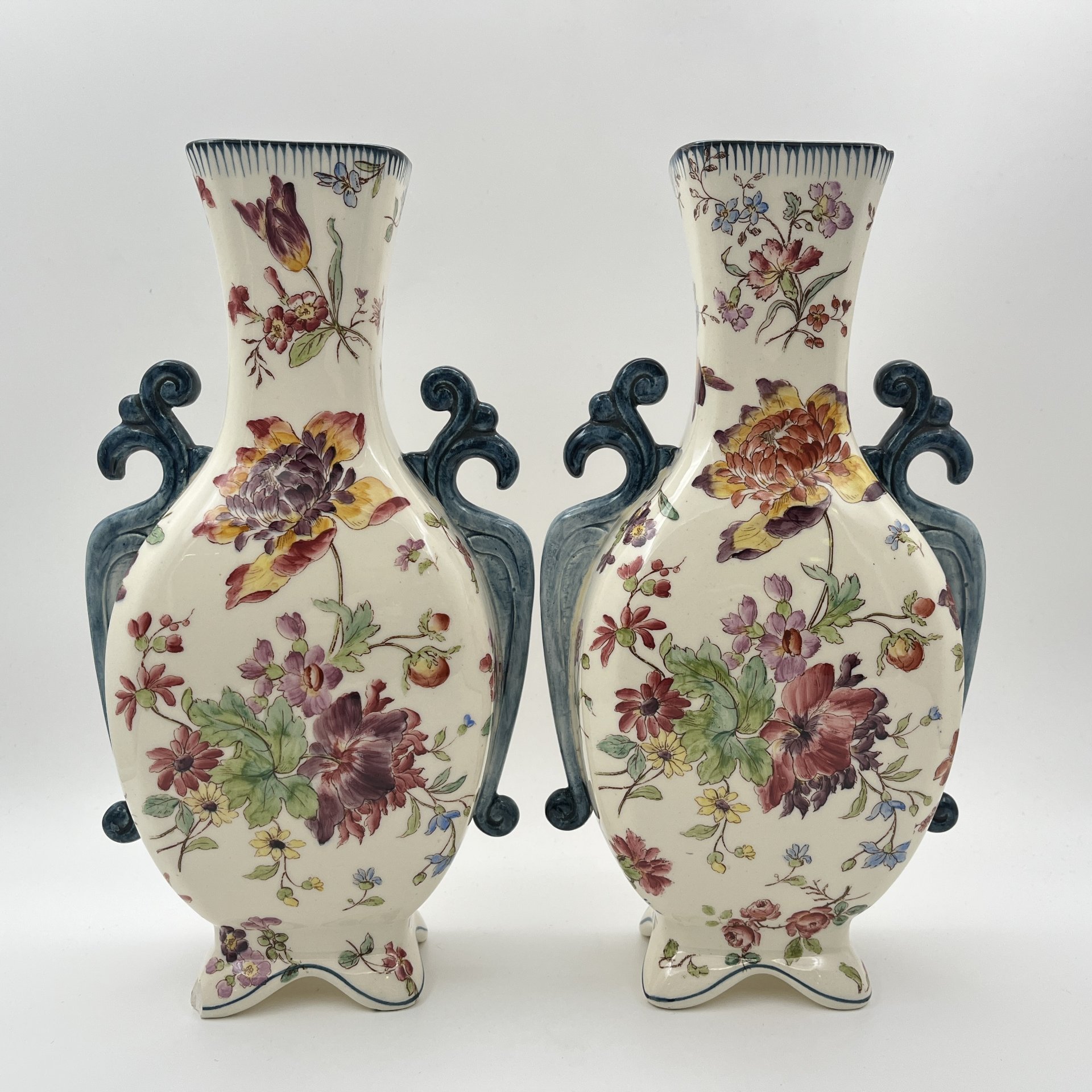 Вазы парные в стиле Модерн, с цветочным декором, Longchamp Terre De Fer, фаянс, роспись, Франция, 1890-1920 гг.