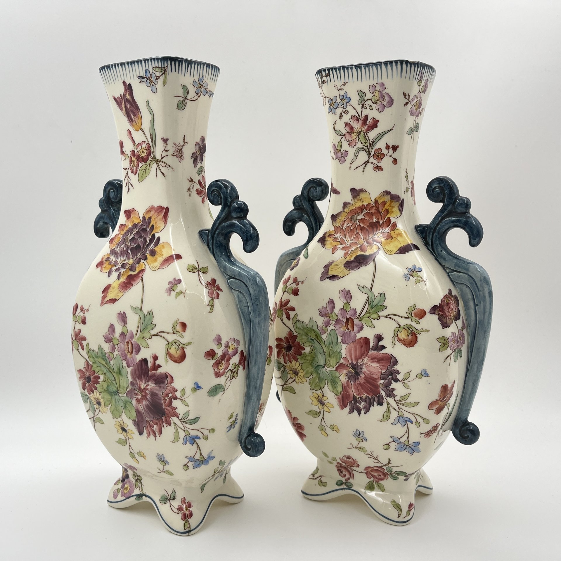 Вазы парные в стиле Модерн, с цветочным декором, Longchamp Terre De Fer, фаянс, роспись, Франция, 1890-1920 гг.