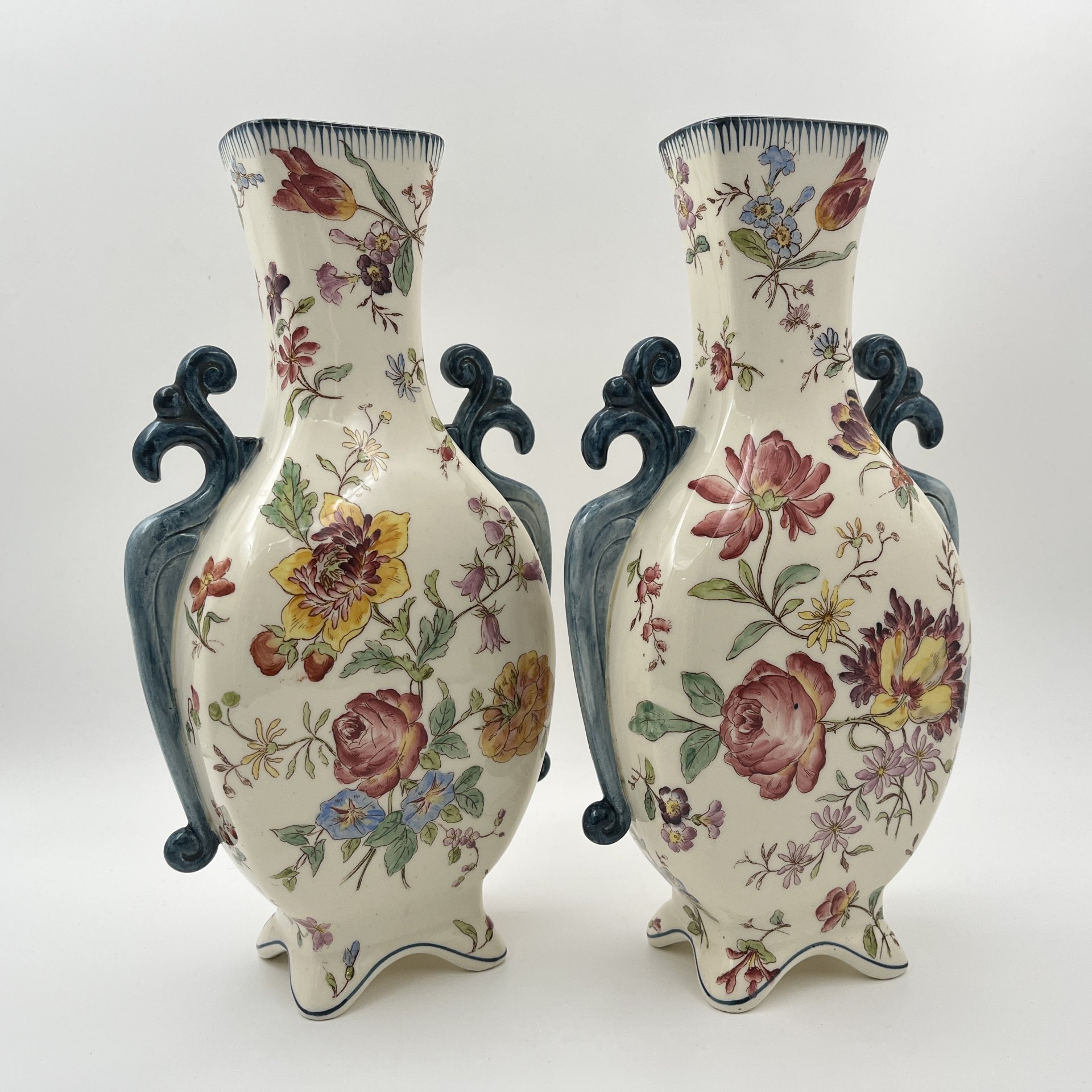 Вазы парные в стиле Модерн, с цветочным декором, Longchamp Terre De Fer, фаянс, роспись, Франция, 1890-1920 гг.