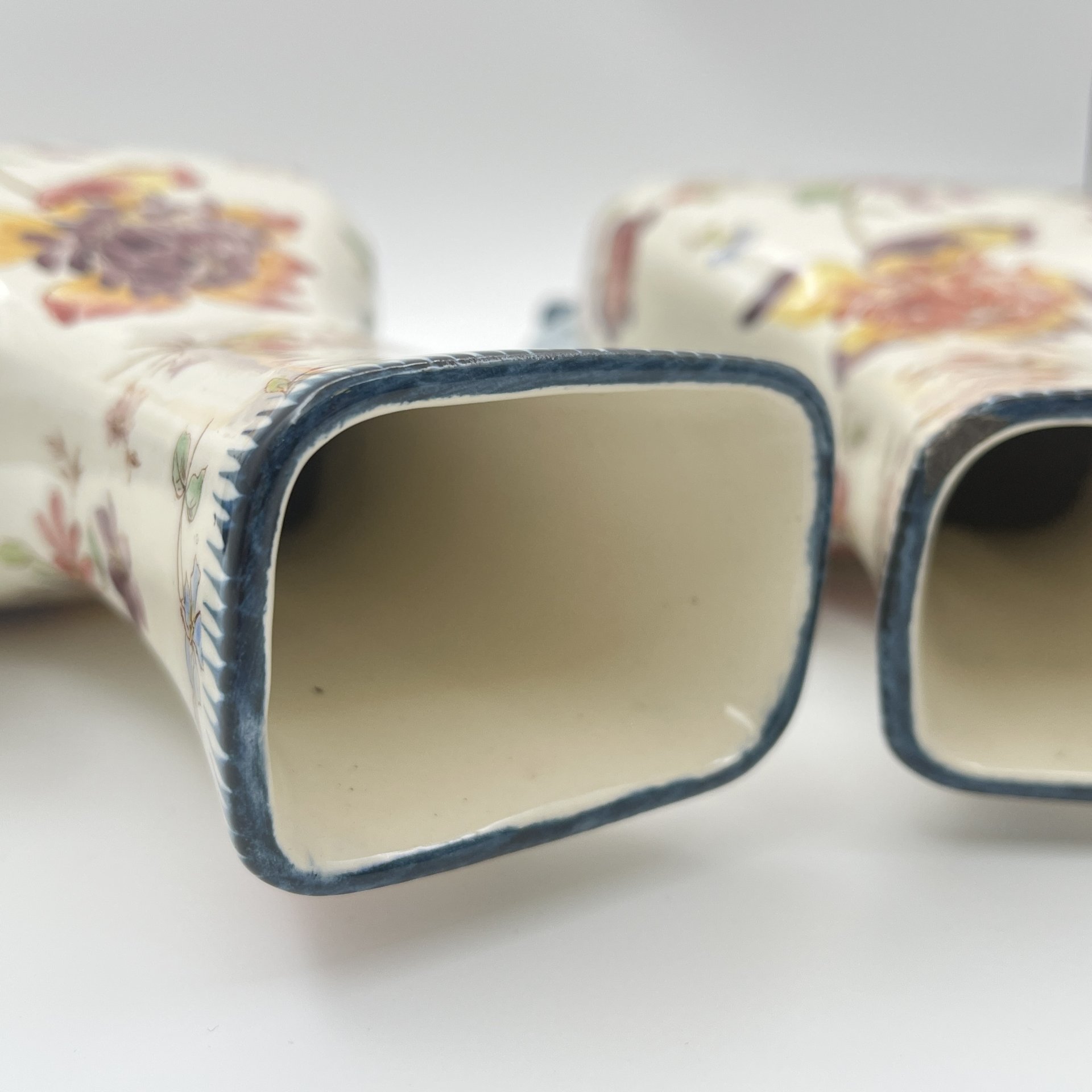 Вазы парные в стиле Модерн, с цветочным декором, Longchamp Terre De Fer, фаянс, роспись, Франция, 1890-1920 гг.