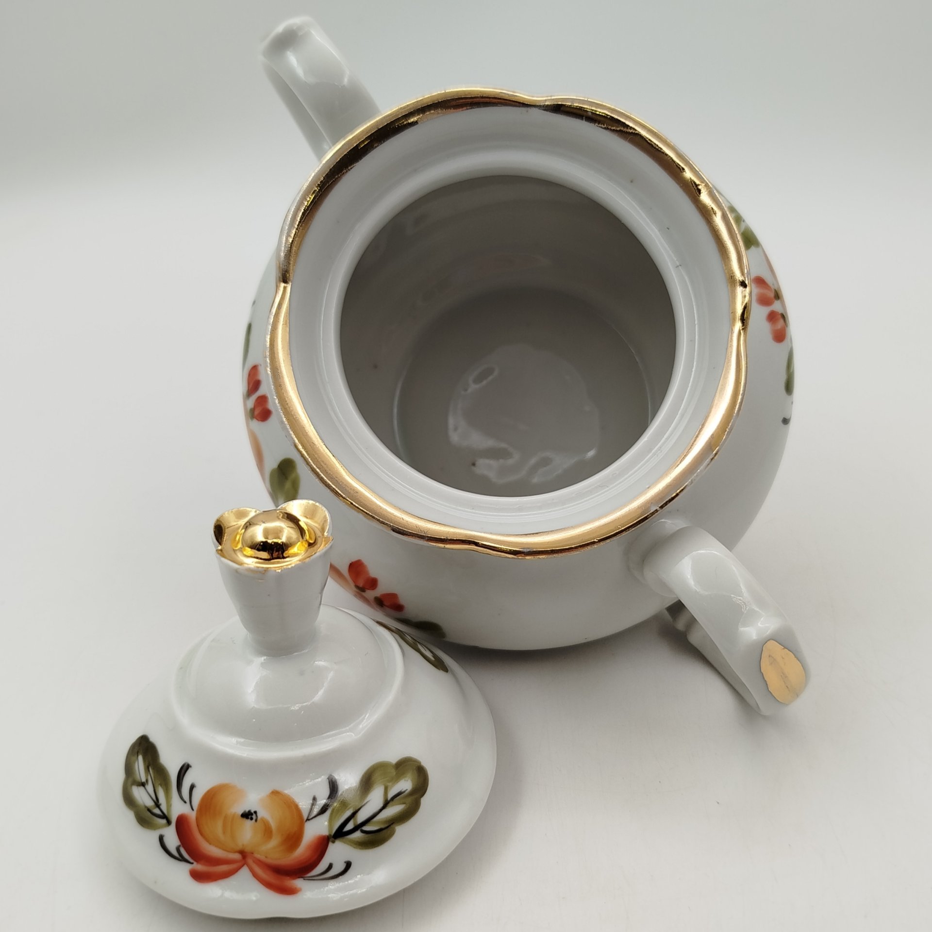 Сахарница, украшенная цветочным декором, фарфор, роспись, золочение, Сысертский завод керамических изделий, СССР, 1977-1991 гг.