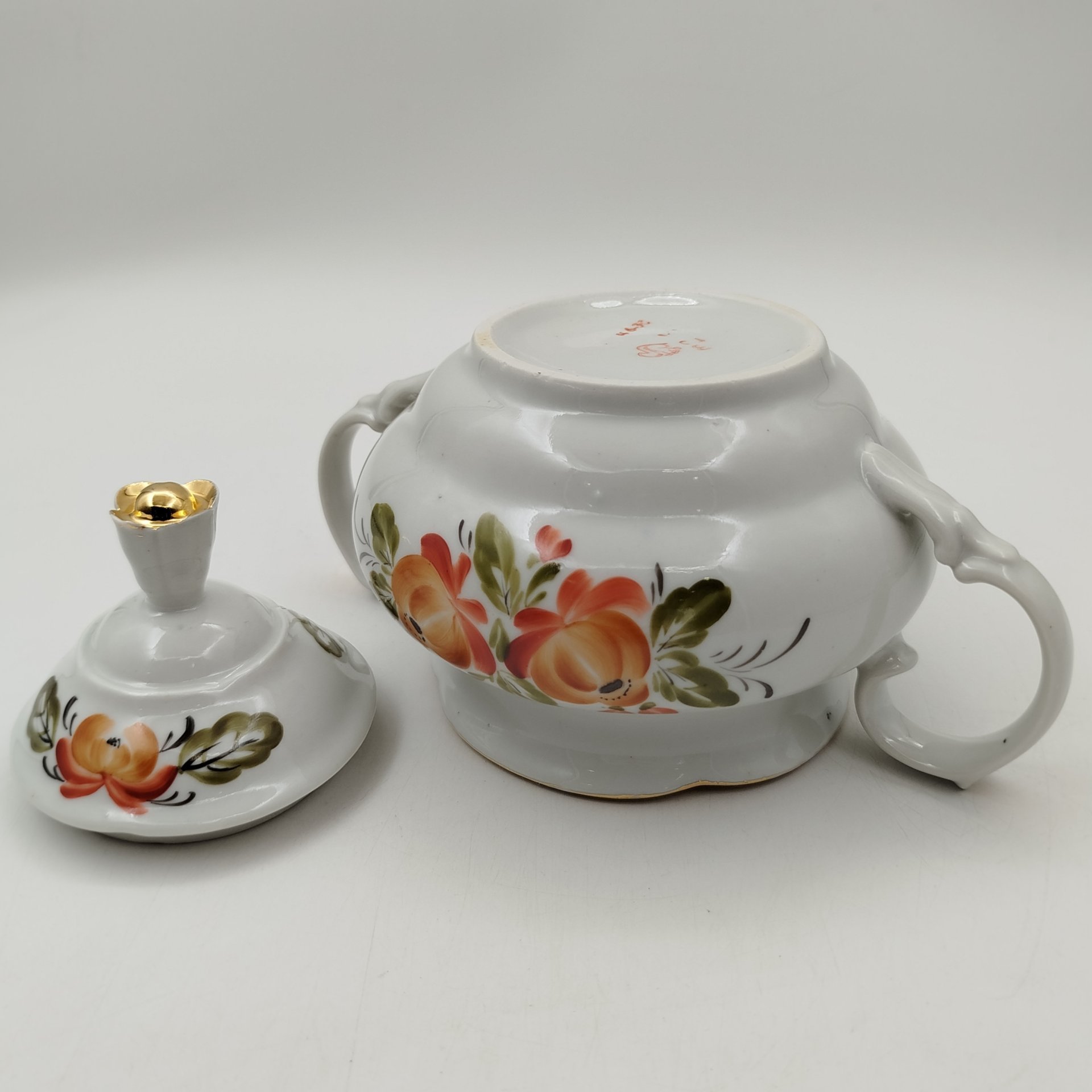 Сахарница, украшенная цветочным декором, фарфор, роспись, золочение, Сысертский завод керамических изделий, СССР, 1977-1991 гг.
