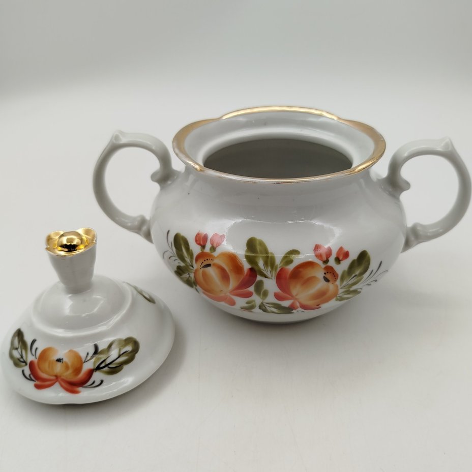 Сахарница, украшенная цветочным декором, фарфор, роспись, золочение, Сысертский завод керамических изделий, СССР, 1977-1991 гг., Сысертский завод керамических изделий