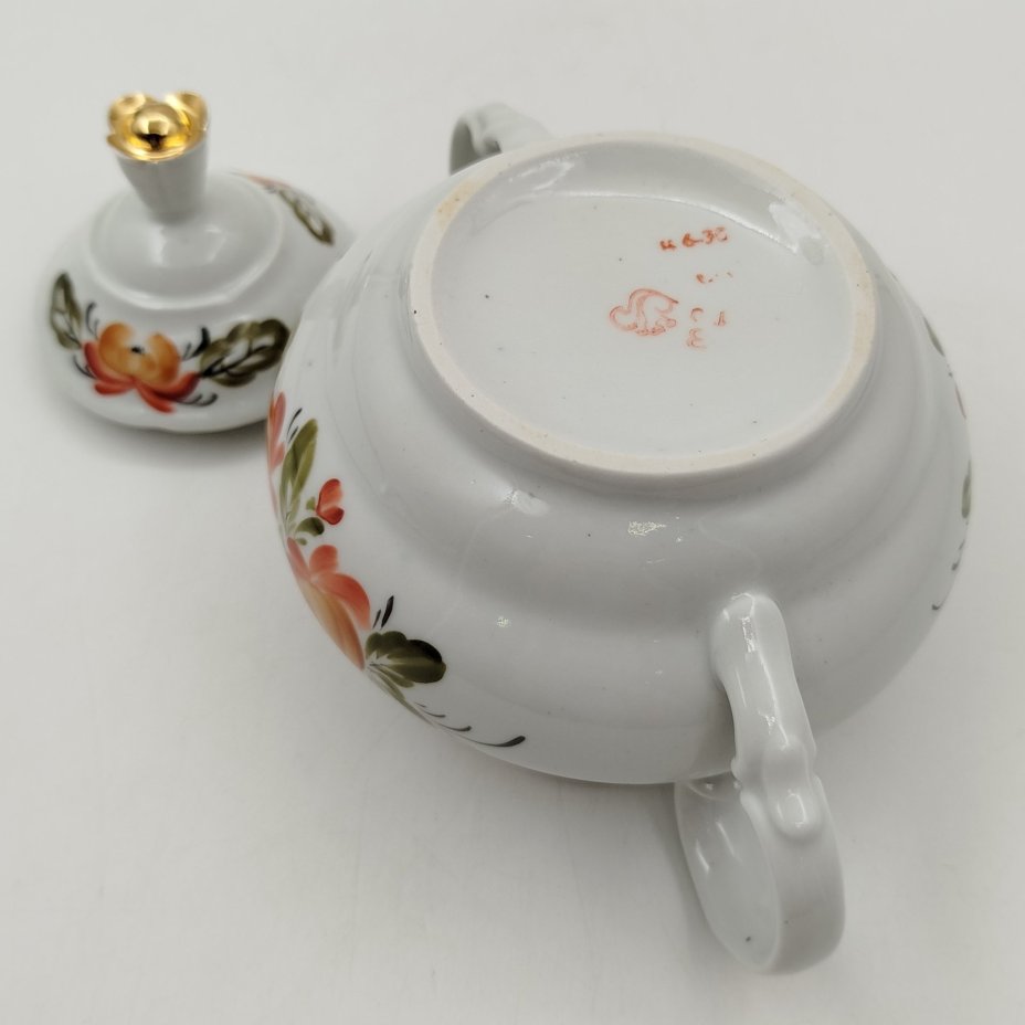 Сахарница, украшенная цветочным декором, фарфор, роспись, золочение, Сысертский завод керамических изделий, СССР, 1977-1991 гг., Сысертский завод керамических изделий