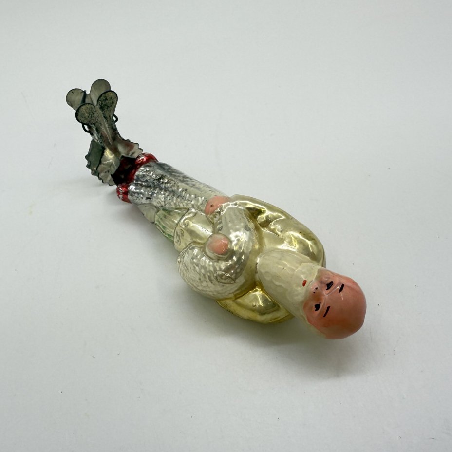 Игрушка ёлочная на прищепке "Старик с неводом" из коллекционной серии по мотивам "Сказки о рыбаке и рыбке" А.С. Пушкина, стекло, роспись, металл, Завод стеклянных ёлочных украшений и оптических изделий, г. Москва, СССР, 1950-1960 гг.