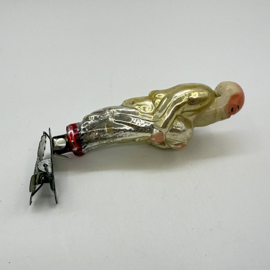 Игрушка ёлочная на прищепке "Старик с неводом" из коллекционной серии по мотивам "Сказки о рыбаке и рыбке" А.С. Пушкина, стекло, роспись, металл, Завод стеклянных ёлочных украшений и оптических изделий, г. Москва, СССР, 1950-1960 гг.