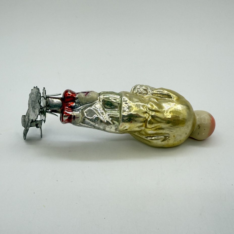 Игрушка ёлочная на прищепке "Старик с неводом" из коллекционной серии по мотивам "Сказки о рыбаке и рыбке" А.С. Пушкина, стекло, роспись, металл, Завод стеклянных ёлочных украшений и оптических изделий, г. Москва, СССР, 1950-1960 гг.