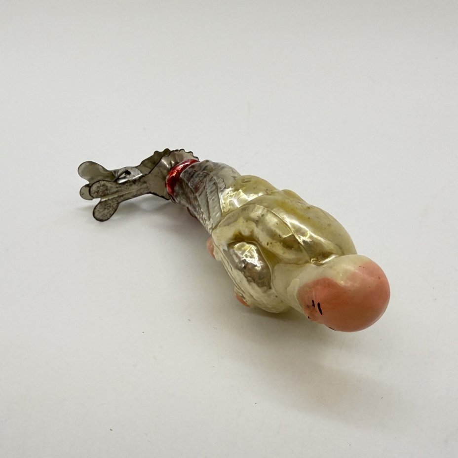 Игрушка ёлочная на прищепке "Старик с неводом" из коллекционной серии по мотивам "Сказки о рыбаке и рыбке" А.С. Пушкина, стекло, роспись, металл, Завод стеклянных ёлочных украшений и оптических изделий, г. Москва, СССР, 1950-1960 гг.