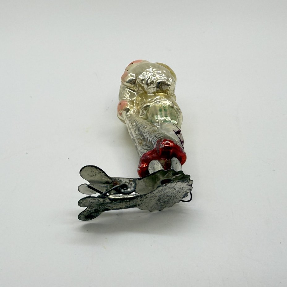 Игрушка ёлочная на прищепке "Старик с неводом" из коллекционной серии по мотивам "Сказки о рыбаке и рыбке" А.С. Пушкина, стекло, роспись, металл, Завод стеклянных ёлочных украшений и оптических изделий, г. Москва, СССР, 1950-1960 гг.