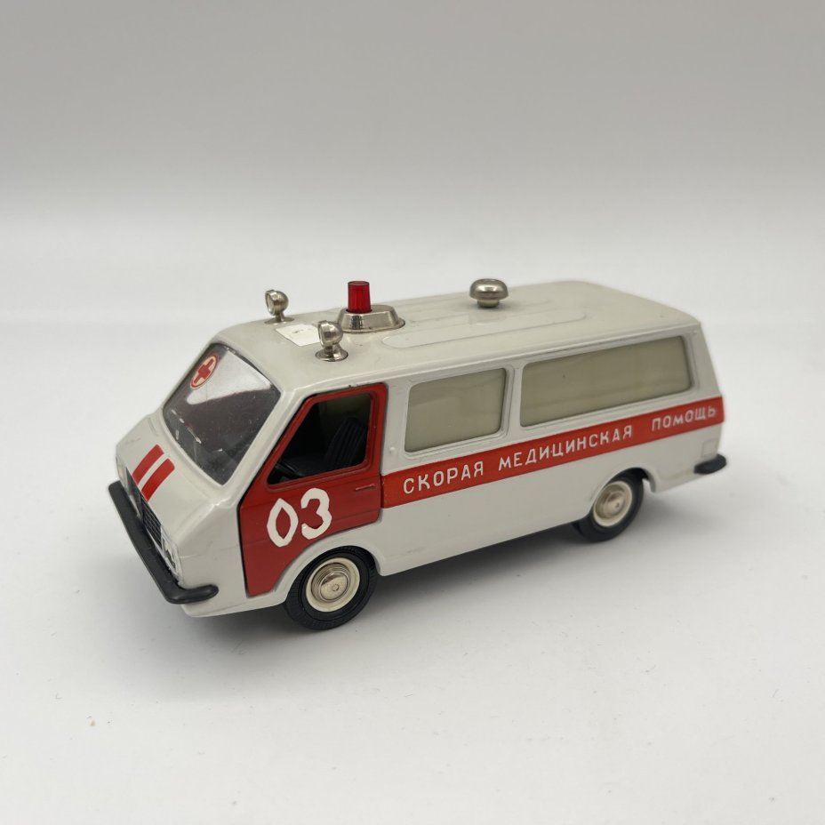 Масштабная модель "RAF-M-22031 Скорая медицинская помощь" 1:43, Саратовский завод «Тантал», металл, пластик, картон, СССР, 1987-1988 гг.