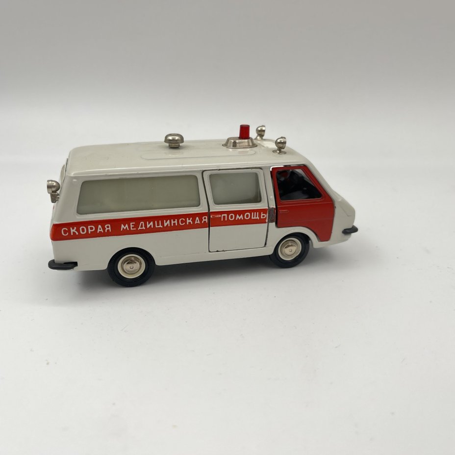 Масштабная модель "RAF-M-22031 Скорая медицинская помощь" 1:43, Саратовский завод «Тантал», металл, пластик, картон, СССР, 1987-1988 гг.