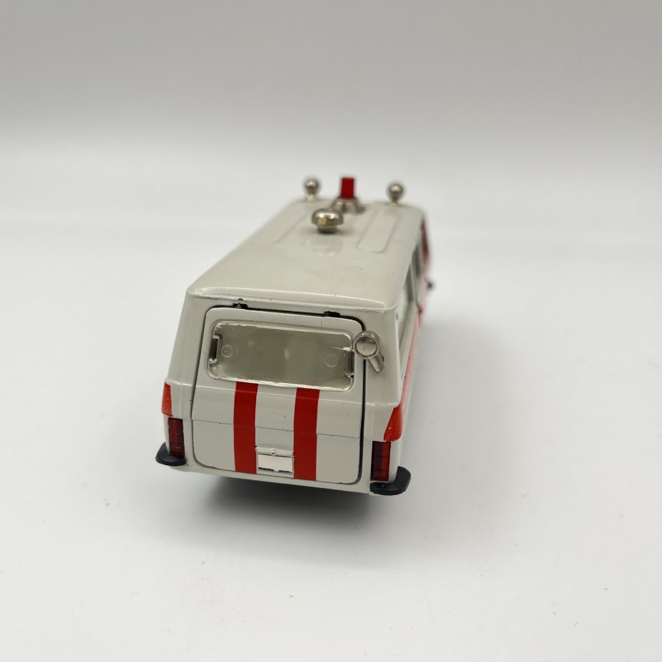 Масштабная модель "RAF-M-22031 Скорая медицинская помощь" 1:43, Саратовский завод «Тантал», металл, пластик, картон, СССР, 1987-1988 гг.
