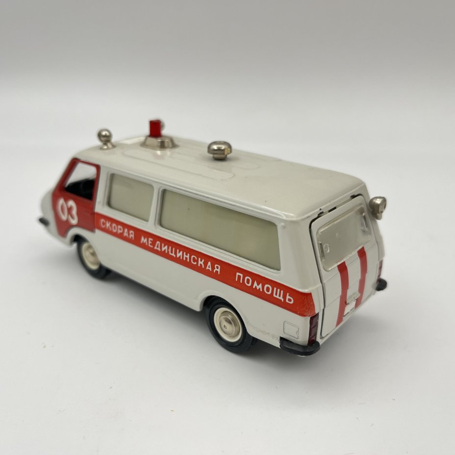 Масштабная модель "RAF-M-22031 Скорая медицинская помощь" 1:43, Саратовский завод «Тантал», металл, пластик, картон, СССР, 1987-1988 гг.