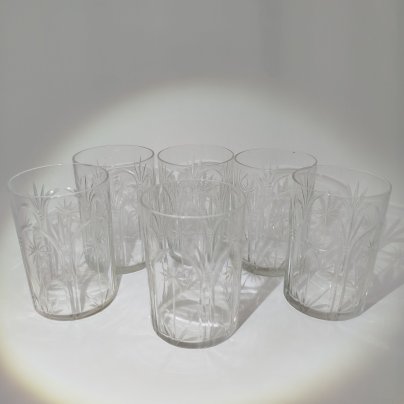 Набор из пяти стаканов с цветочным декором и арочными элементами в готической стилистике