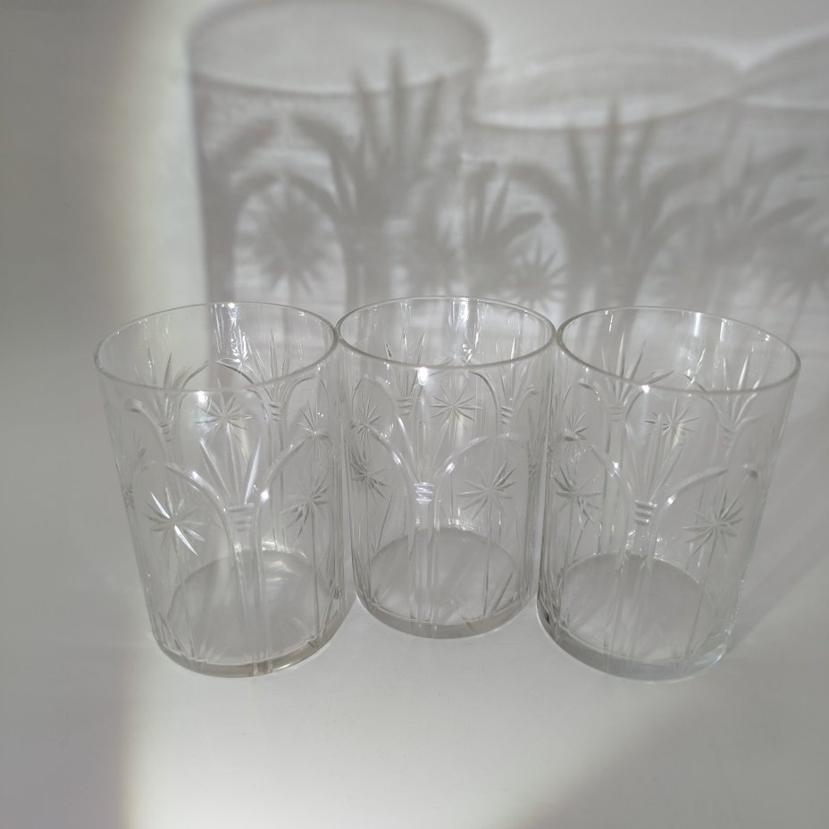 Набор из пяти стаканов с цветочным декором и арочными элементами в готической стилистике