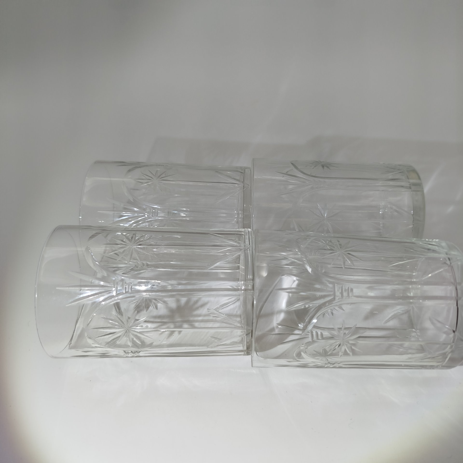 Набор из пяти стаканов с цветочным декором и арочными элементами в готической стилистике