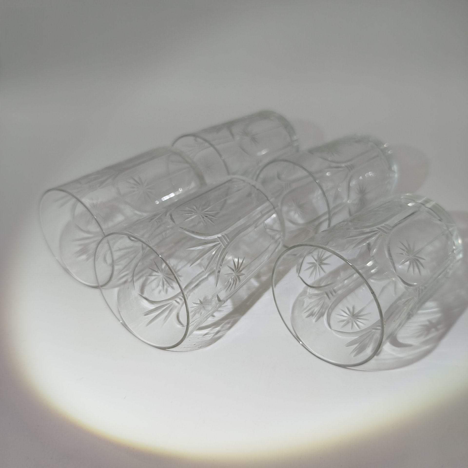 Набор из пяти стаканов с цветочным декором и арочными элементами в готической стилистике