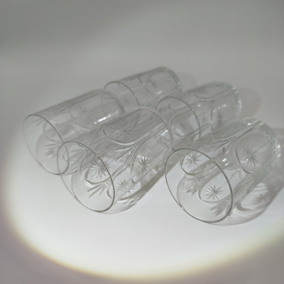 Набор из пяти стаканов с цветочным декором и арочными элементами в готической стилистике