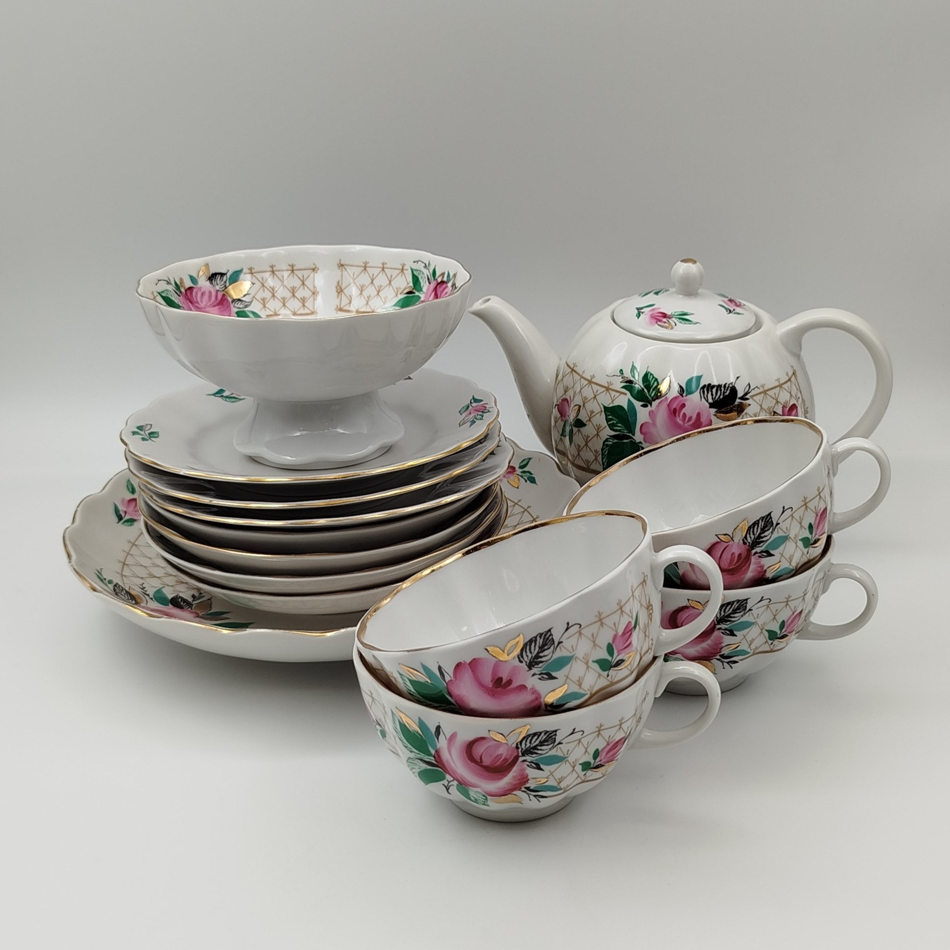 Сервиз чайный с декором в виде роз на 4 персоны (14 предметов), фарфор, деколь, роспись, золочение, Ленинградский фарфоровый завод (ЛФЗ), СССР, 1970-1992 гг.