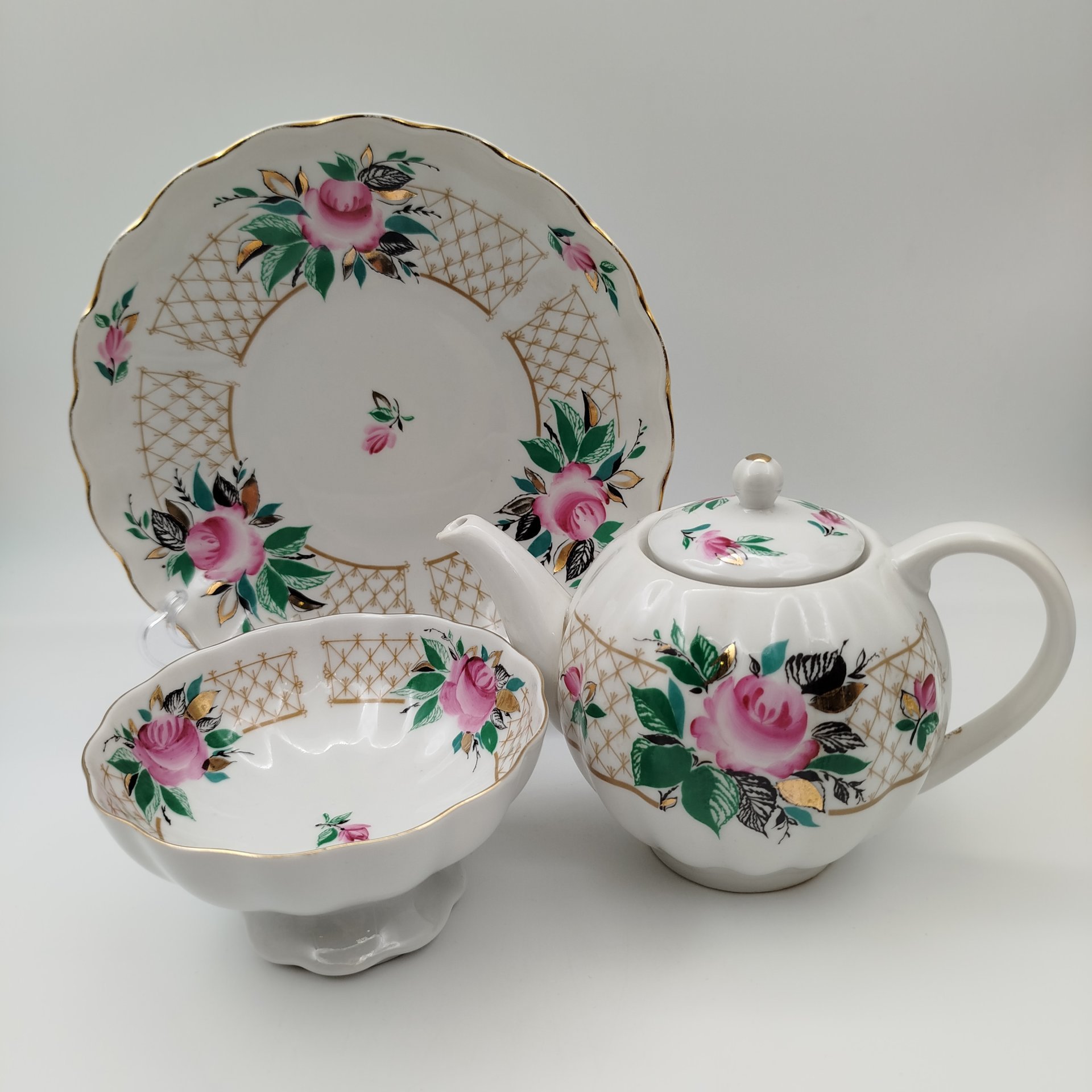 Сервиз чайный с декором в виде роз на 4 персоны (14 предметов), фарфор, деколь, роспись, золочение, Ленинградский фарфоровый завод (ЛФЗ), СССР, 1970-1992 гг.