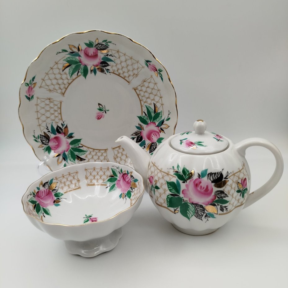 Сервиз чайный с декором в виде роз на 4 персоны (14 предметов), фарфор, деколь, роспись, золочение, Ленинградский фарфоровый завод (ЛФЗ), СССР, 1970-1992 гг.