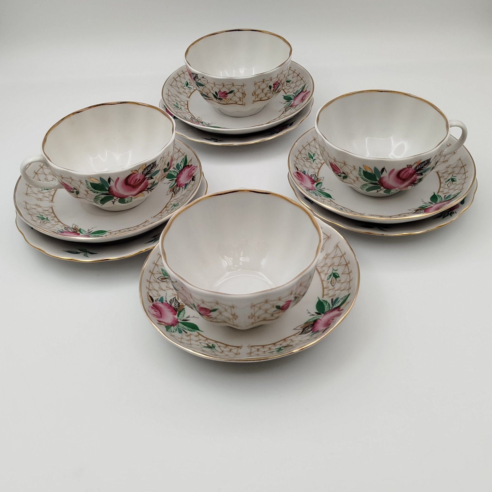 Сервиз чайный с декором в виде роз на 4 персоны (14 предметов), фарфор, деколь, роспись, золочение, Ленинградский фарфоровый завод (ЛФЗ), СССР, 1970-1992 гг.