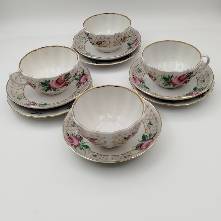 Сервиз чайный с декором в виде роз на 4 персоны (14 предметов), фарфор, деколь, роспись, золочение, Ленинградский фарфоровый завод (ЛФЗ), СССР, 1970-1992 гг.