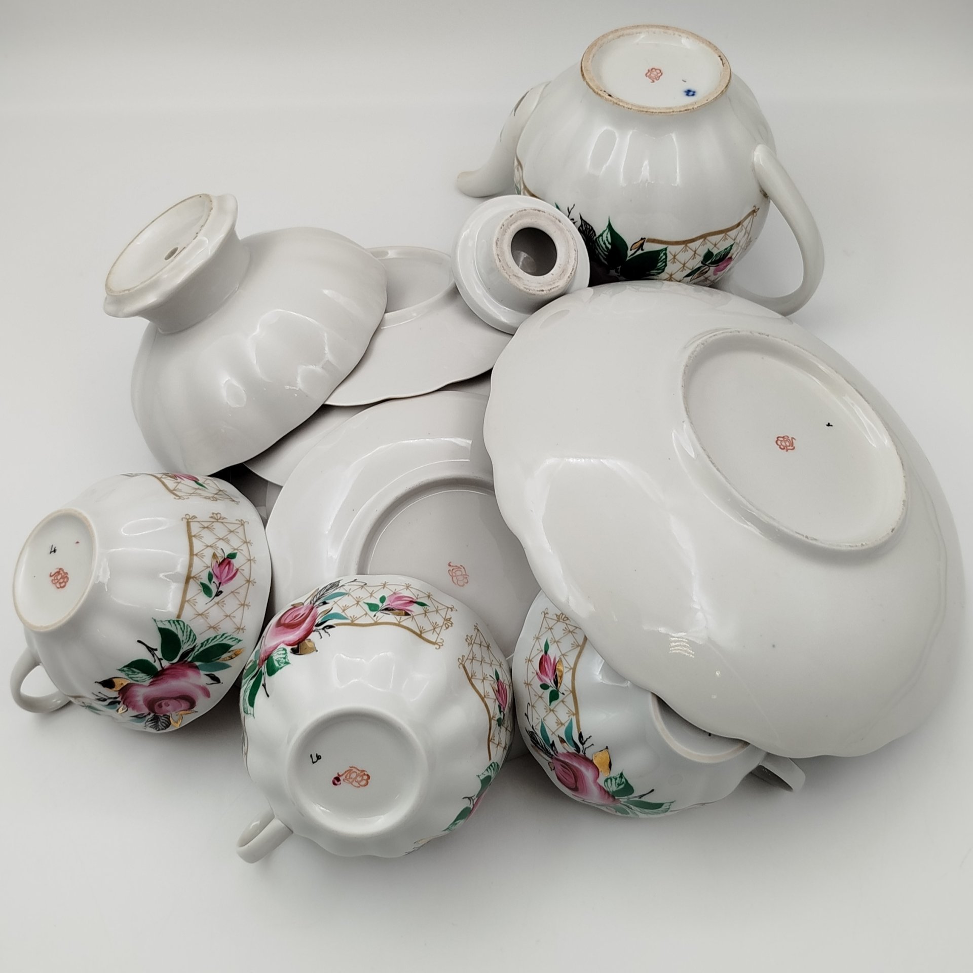 Сервиз чайный с декором в виде роз на 4 персоны (14 предметов), фарфор, деколь, роспись, золочение, Ленинградский фарфоровый завод (ЛФЗ), СССР, 1970-1992 гг.