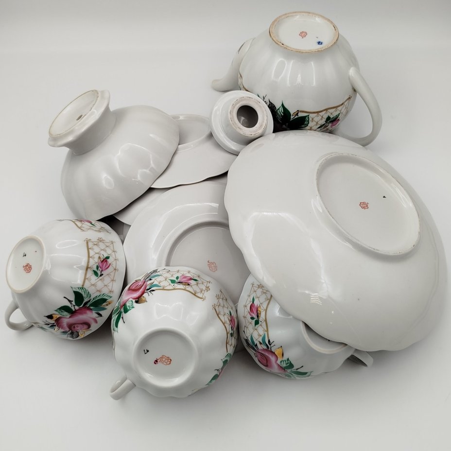 Сервиз чайный с декором в виде роз на 4 персоны (14 предметов), фарфор, деколь, роспись, золочение, Ленинградский фарфоровый завод (ЛФЗ), СССР, 1970-1992 гг.