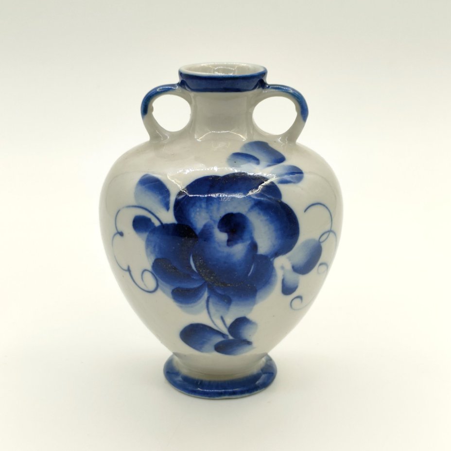 Небольшая вазочка с цветочным декором, фарфор, роспись, Речицкий фарфоровый завод (Гжель), СССР, 1970-1980 гг.