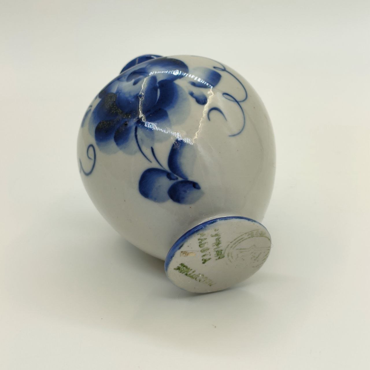 Небольшая вазочка с цветочным декором, фарфор, роспись, Речицкий фарфоровый завод (Гжель), СССР, 1970-1980 гг.