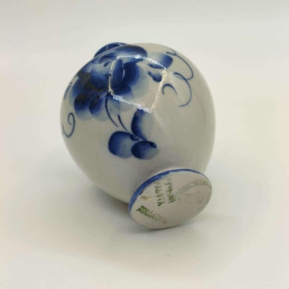 Небольшая вазочка с цветочным декором, фарфор, роспись, Речицкий фарфоровый завод (Гжель), СССР, 1970-1980 гг.