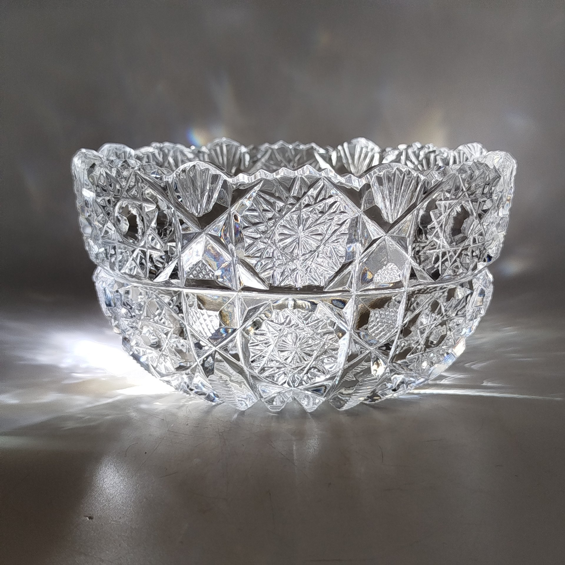 Салатник круглой формы с резным геометрическим декором, хрусталь, пресс, СССР, 1970-1990 гг.