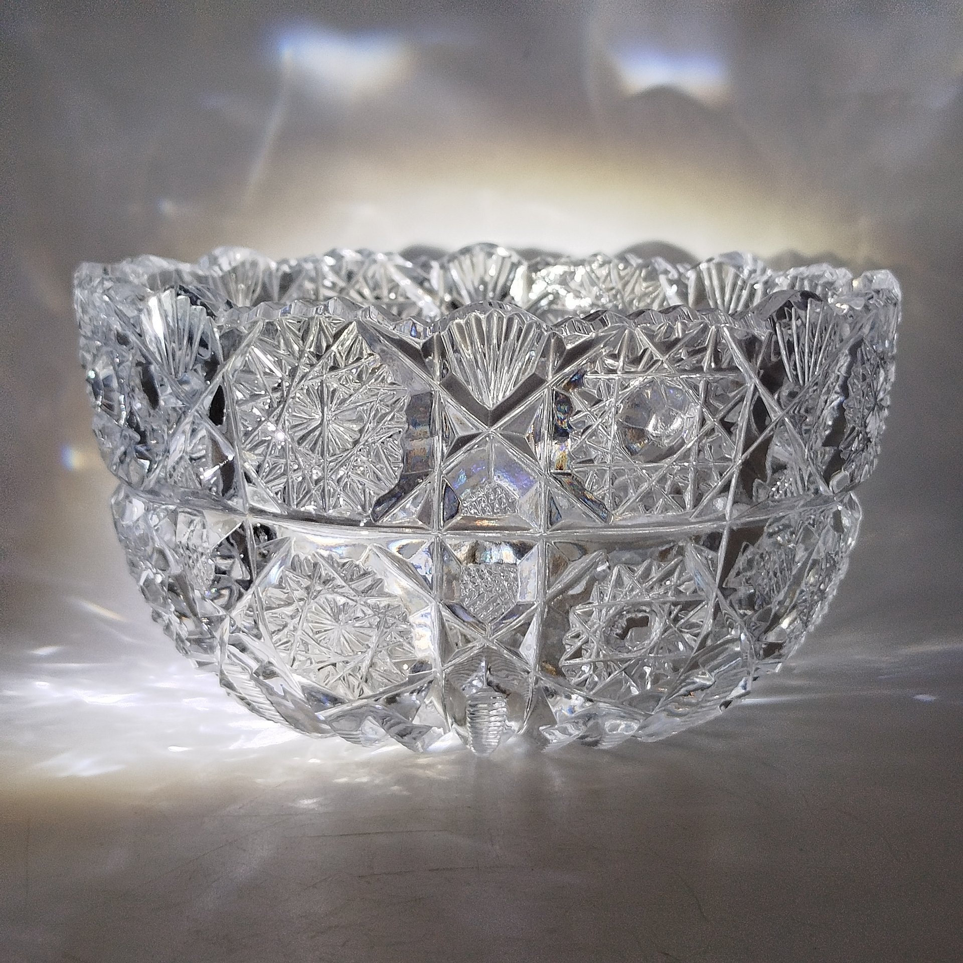 Салатник круглой формы с резным геометрическим декором, хрусталь, пресс, СССР, 1970-1990 гг.