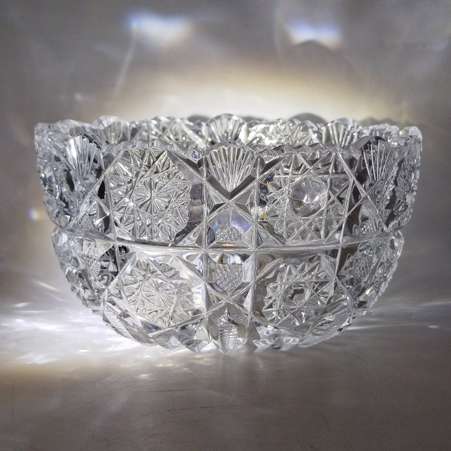 Салатник круглой формы с резным геометрическим декором