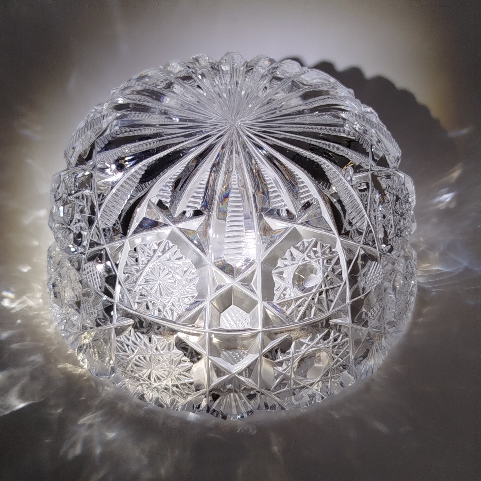Салатник круглой формы с резным геометрическим декором, хрусталь, пресс, СССР, 1970-1990 гг.